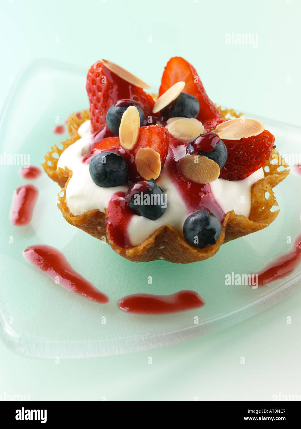 Il Brandy snap paniere di crema di latte e frutta Foto Stock
