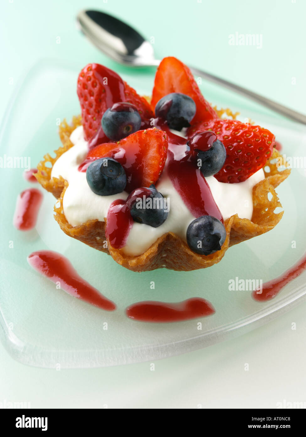 Il Brandy snap paniere di crema di latte e frutta Foto Stock