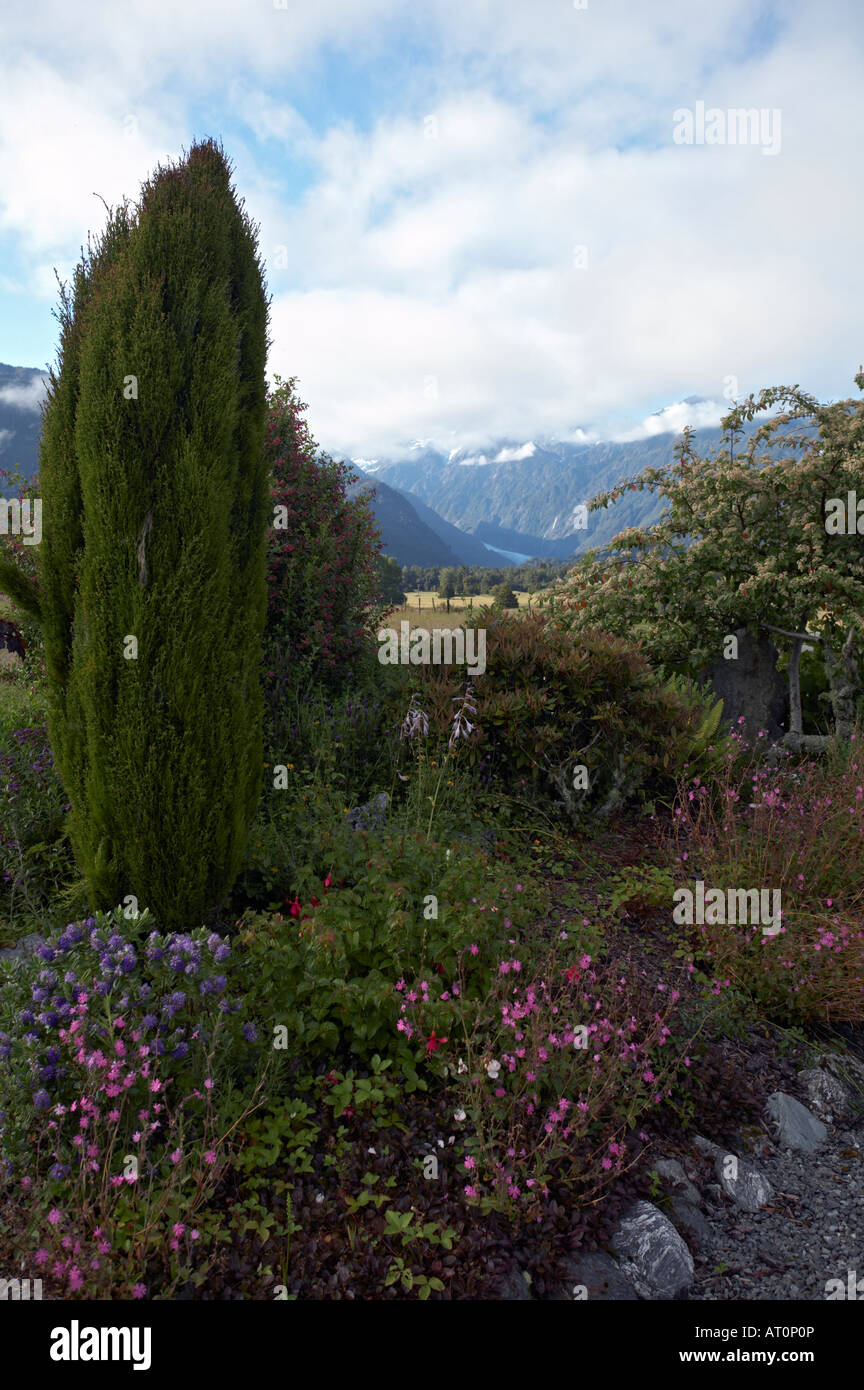Vista dal giardino del Ghiacciaio Franz Josef e montagne, Westland Tai Poutini National Park, Isola del Sud, Nuova Zelanda Foto Stock