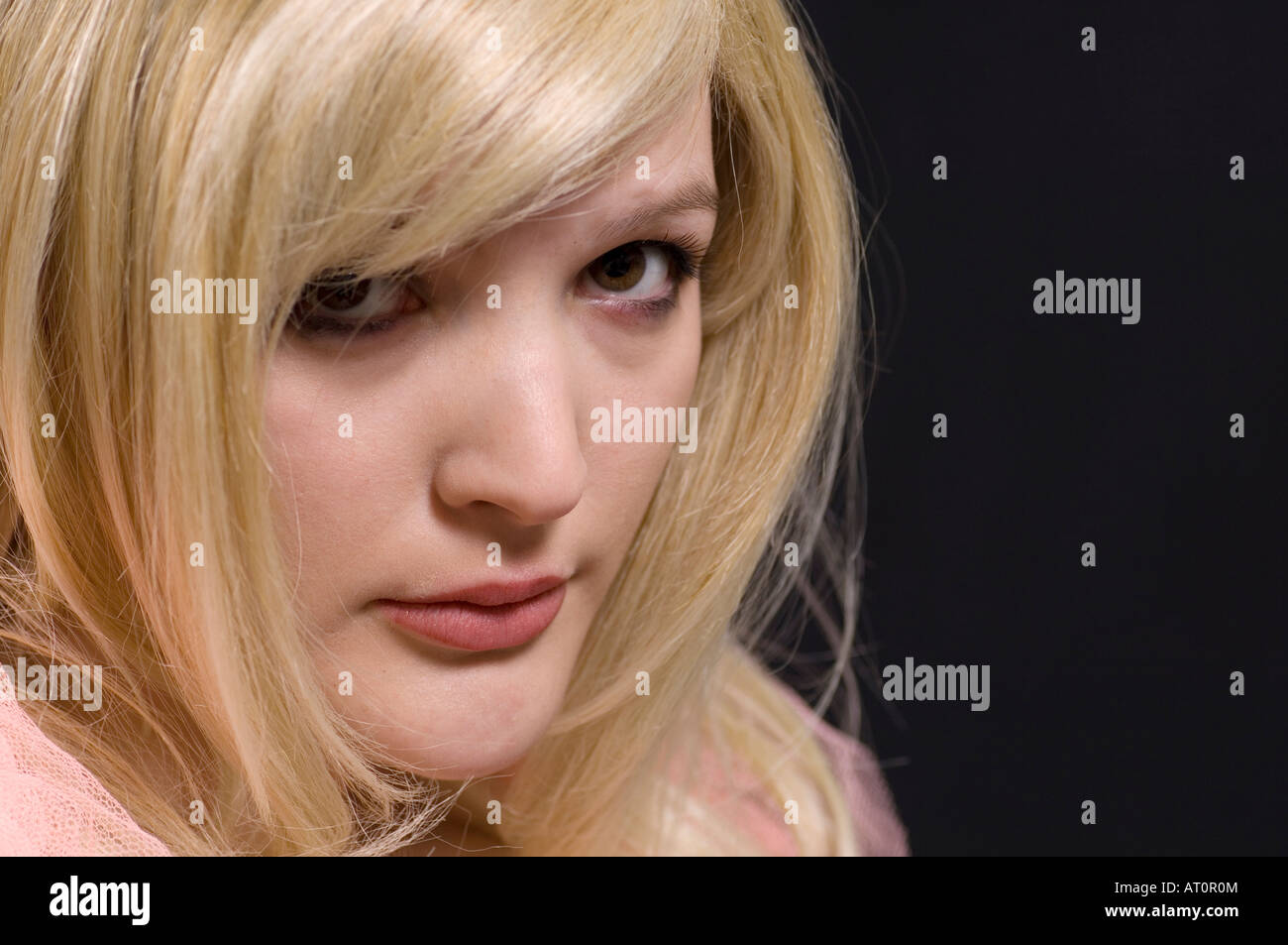 Sconvolto dai capelli biondi donna Foto Stock