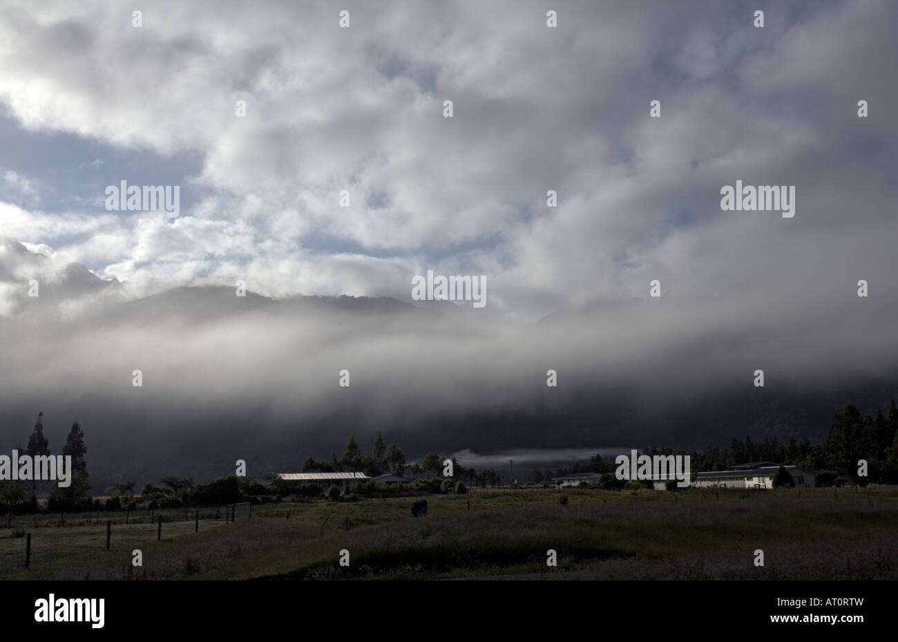 Nebbia mattutina circonda Ghiacciaio Franz Josef e montagne, Westland Tai Poutini National Park, Isola del Sud, Nuova Zelanda Foto Stock