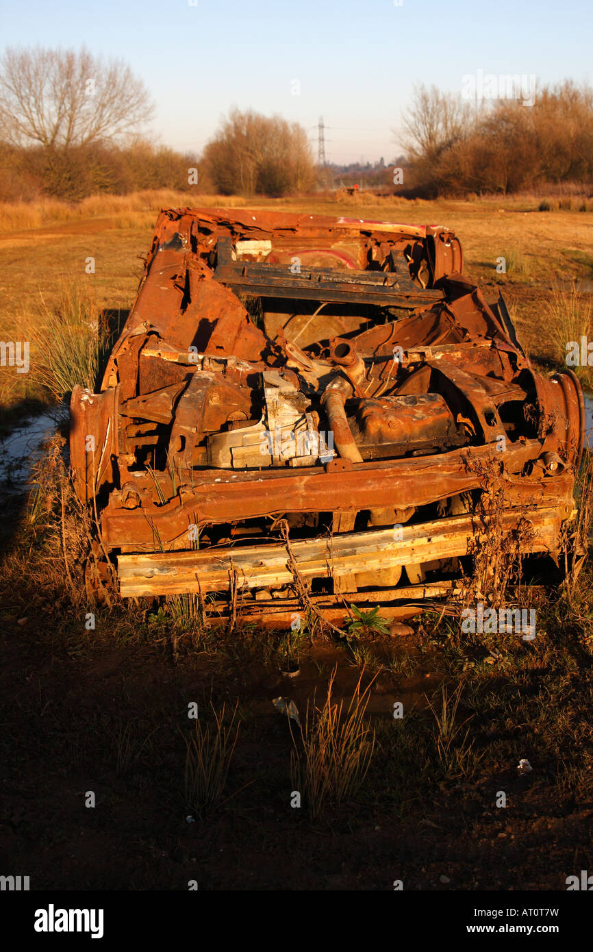 "Bruciato" auto abbandonate 'Capovolto' nel campo, England, Regno Unito Foto Stock