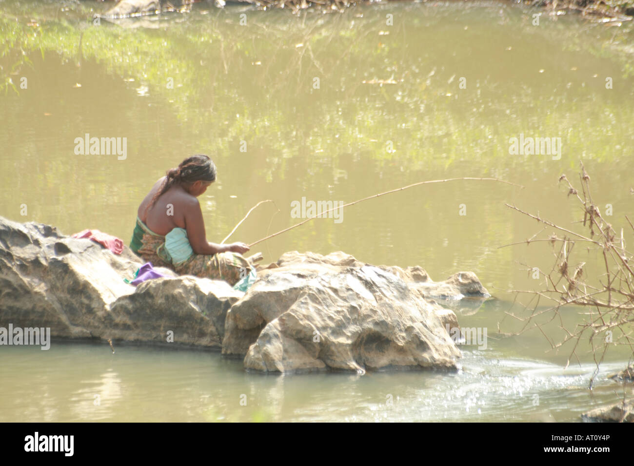 Una donna tribale la pesca Foto Stock