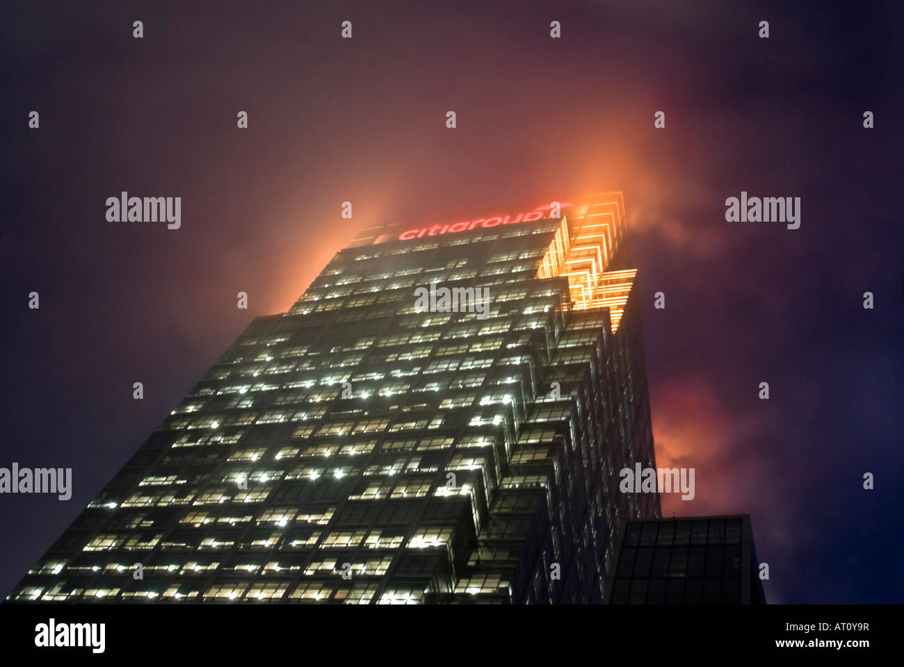 In orizzontale ampia angolazione di Citigroup Center presso Canary Wharf con esso s luci riflesse nella nebbia di notte Foto Stock