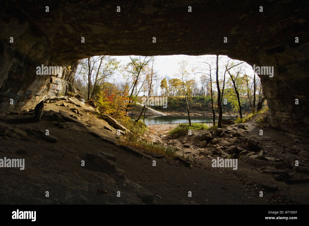 Vista del Cumberland River dall'interno del Rock House Ponte naturale nella contea di Russell Kentucky Foto Stock