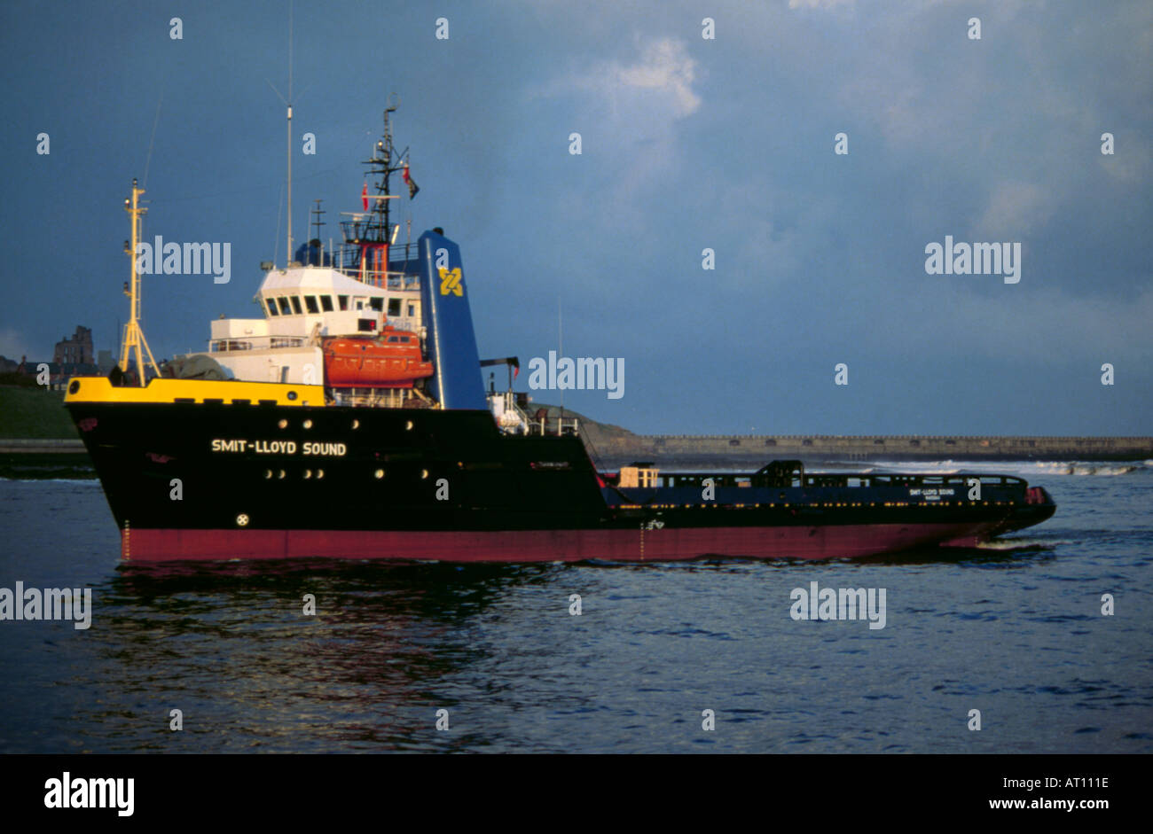 Ocean andando rimorchiatore, alimentazione e recipiente di recupero, 'Smit Lloyd suono', sul fiume Tyne, Tynemouth, Tyne and Wear, Inghilterra, Regno Unito. Foto Stock