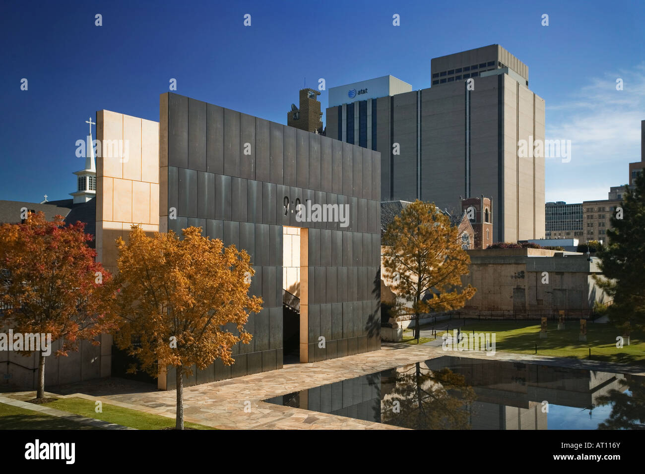 Oklahoma City Memorial, cancelli di tempo, due porte monumentali stand come ingressi al sito memoriale. Foto Stock