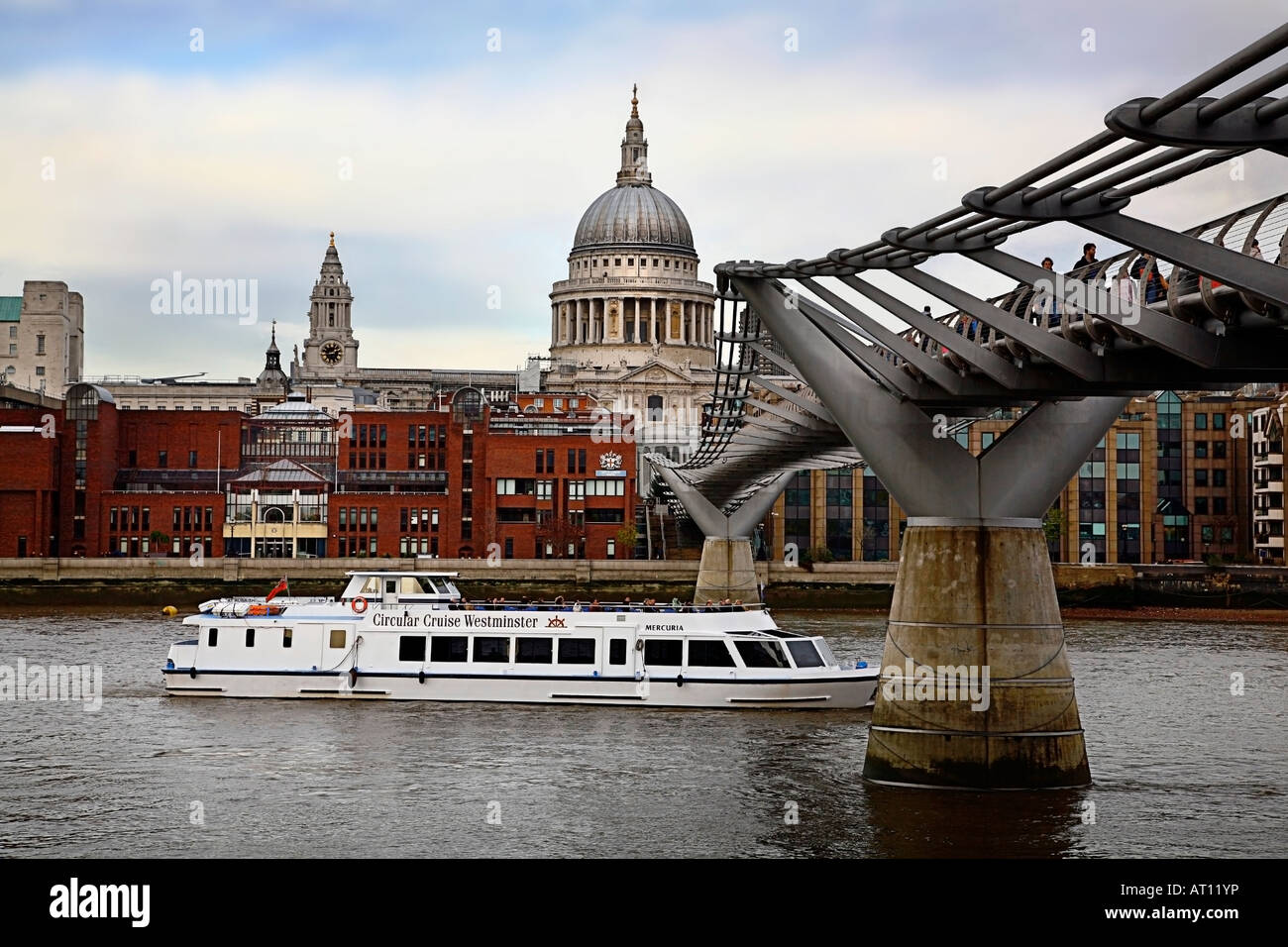 Mercuria cruiser passa sotto il Millennium Bridge a Londra England Regno Unito Foto Stock