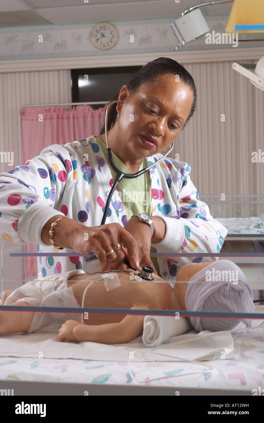 Assistenza sanitaria ospedale donna infermiera in pratiche di formazione su una protesi baby doll Foto Stock