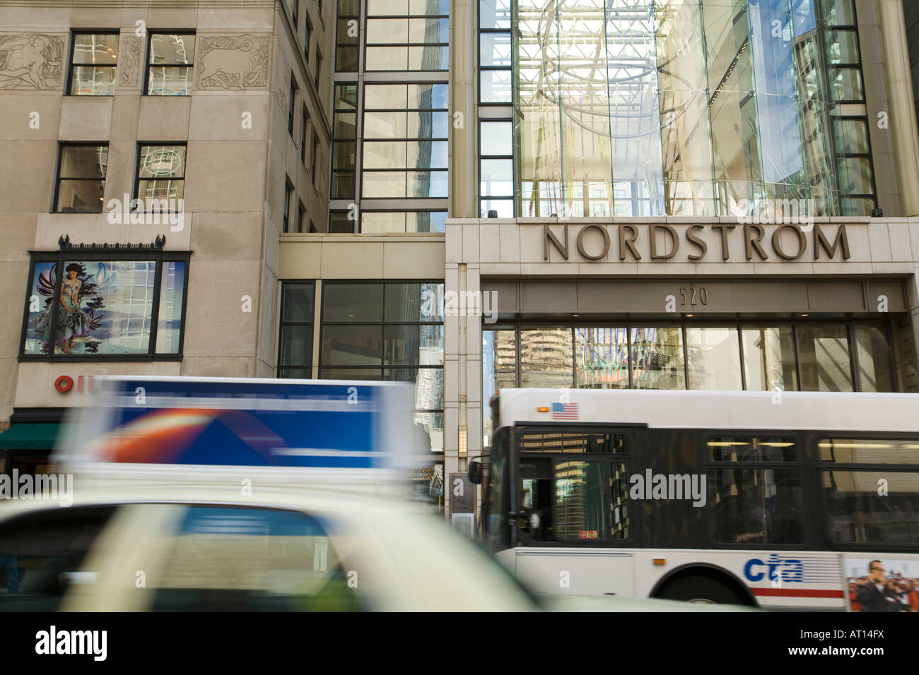 ILLINOIS Chicago movimento sfocate di taxi e autobus di città anteriore Nordstrom store su Michigan Avenue Foto Stock