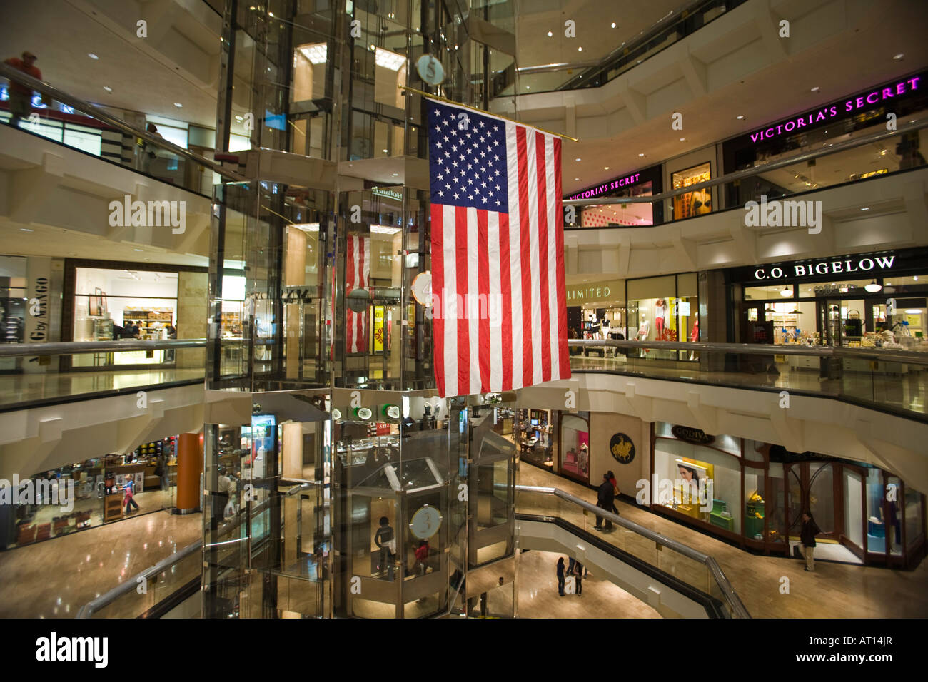 ILLINOIS Chicago Water Tower Place Mall interno ascensore di vetro più piani di negozi al dettaglio e negozi Foto Stock