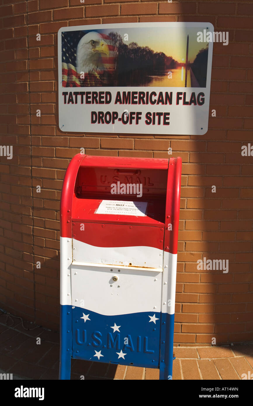 ILLINOIS Aurora rosso bianco e blu della cassetta postale luogo di deposito per strappato bandierine americane drop off segno del sito Foto Stock