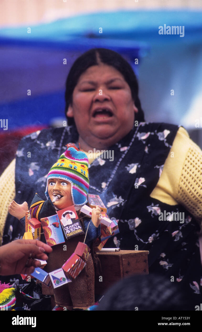 L Aymara lady o 'cholita' di vendita ekeko a Alasitas festival, La Paz, Bolivia Foto Stock