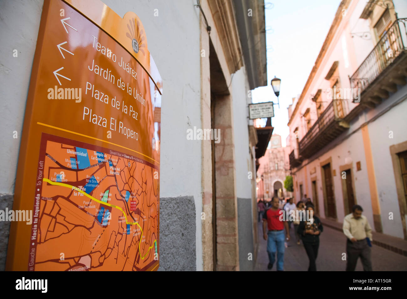 Messico Guanajuato Le direzioni delle frecce e mappa di famose attrazioni in città le persone camminare per strada stretta Foto Stock