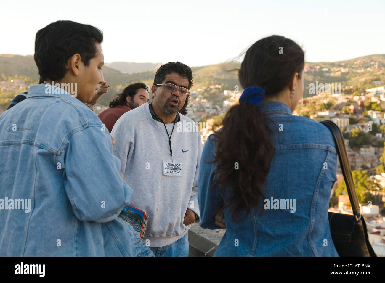 Messico Guanajuato guida turistica con il badge di parlare con un gruppo di visitatori al monumento Pipila scenic trascurare di città Foto Stock