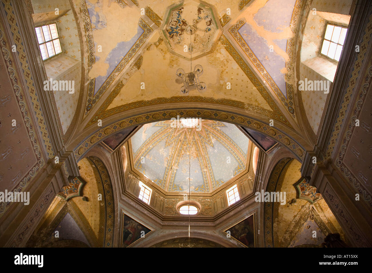 Messico Guanajuato interno di San Roque chiesa il soffitto dipinto e la cupola bisogno di restauro e la riparazione Foto Stock