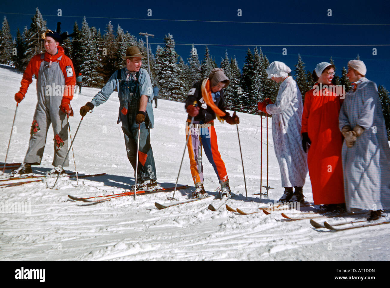 Gli sciatori in costume di carnevale di sci, California, USA, 1953 Foto  stock - Alamy