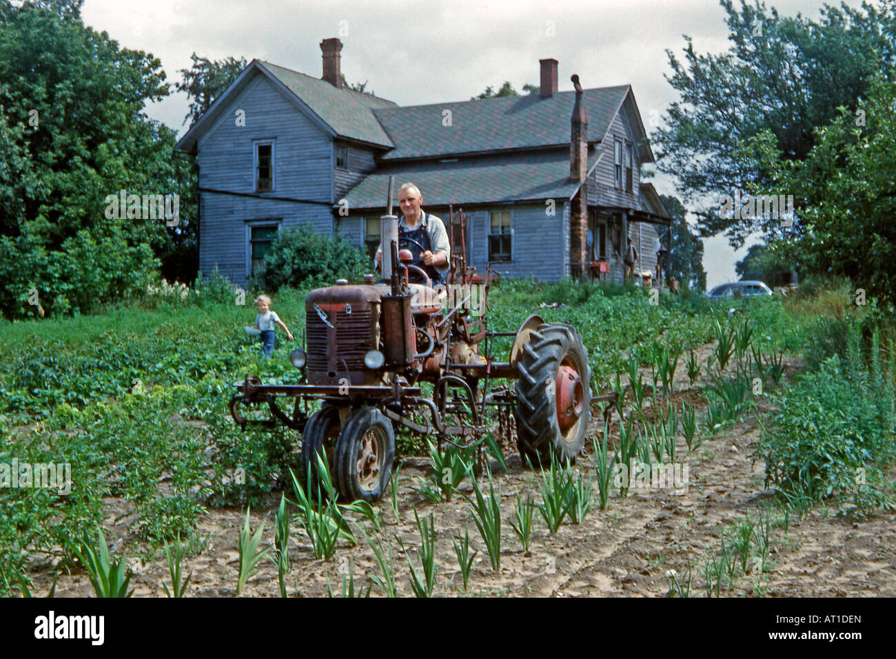 Il trattore al lavoro della terra su smallholding, STATI UNITI D'AMERICA, c 1953 Foto Stock