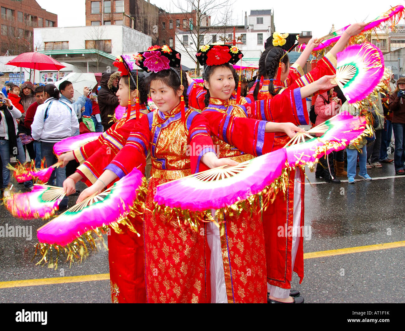 Asian ballerini eseguono durante il Nuovo Anno Cinese sfilata in Vancouver, Canada. Foto Stock