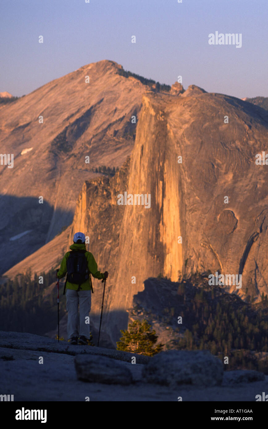 Escursionista guardando verso mezza cupola da Sentinel Dome, Yosemite National Park, California, Stati Uniti d'America Foto Stock