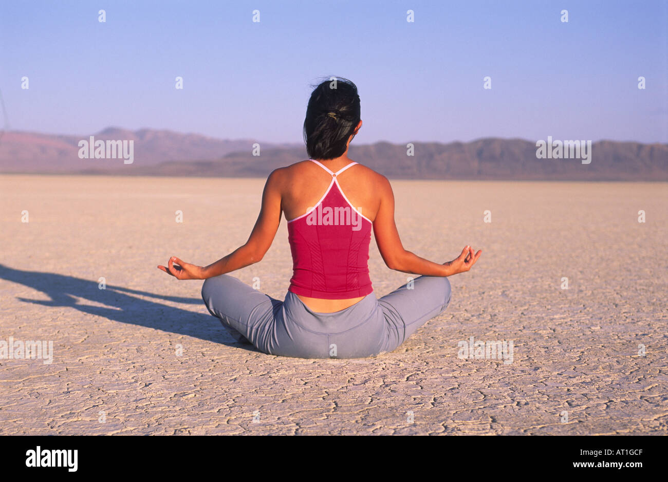 La donna a praticare yoga sulla Black Rock Desert playa Nevada USA Foto Stock