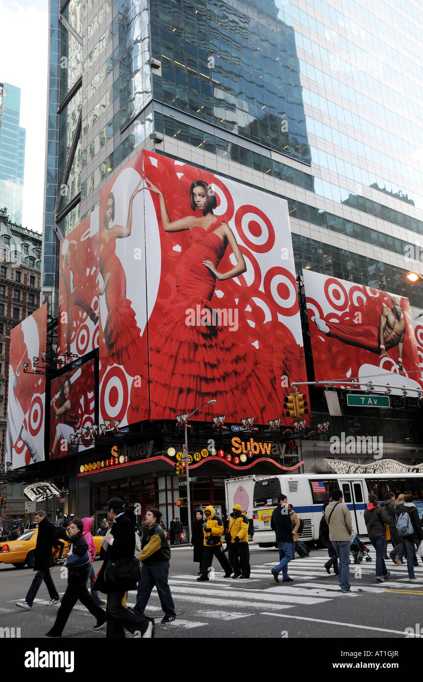 L'intersezione tra la 42nd Street e la Settima Avenue a Manhattan è sempre occupato. Foto Stock