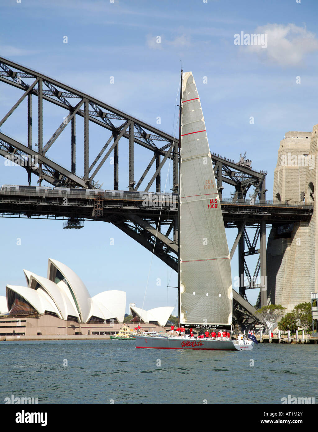 Il Racing Yacht Avena selvatica si prepara a passare sotto il Ponte del Porto di Sydney Sydney Australia Foto Stock