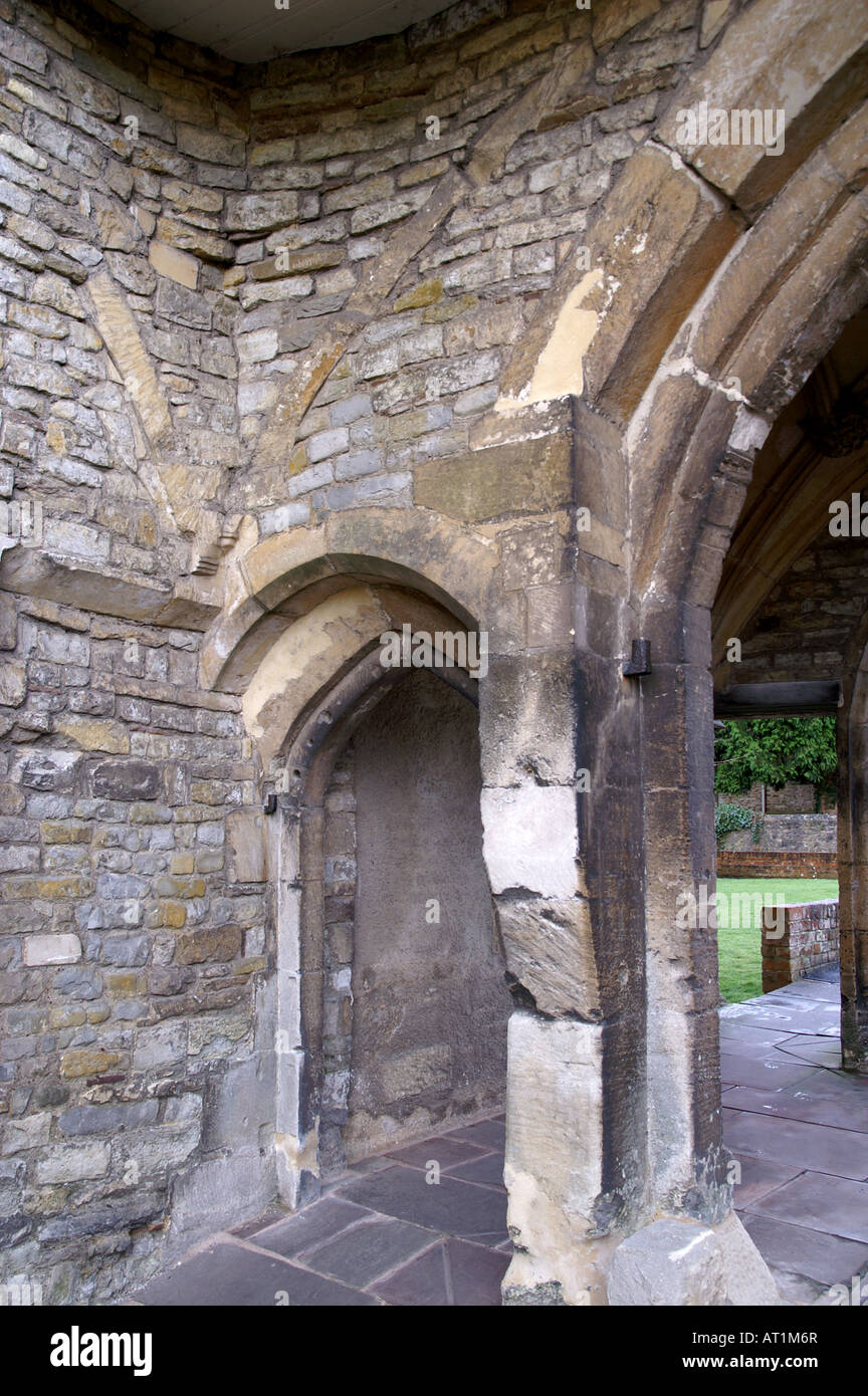 Arco di Kingswood Priory Gloucestershire in Inghilterra Foto Stock