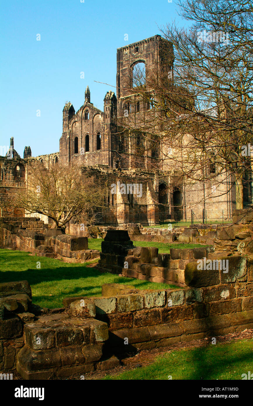 Sud-est dell'aspetto della Abbazia di Kirkstall una rovina monastero cistercense vicino al centro cittadino di Leeds Foto Stock