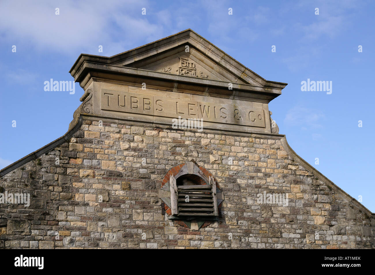 Frontone di Tubbs opere di Lewis Kingswood Gloucestershire in Inghilterra Foto Stock