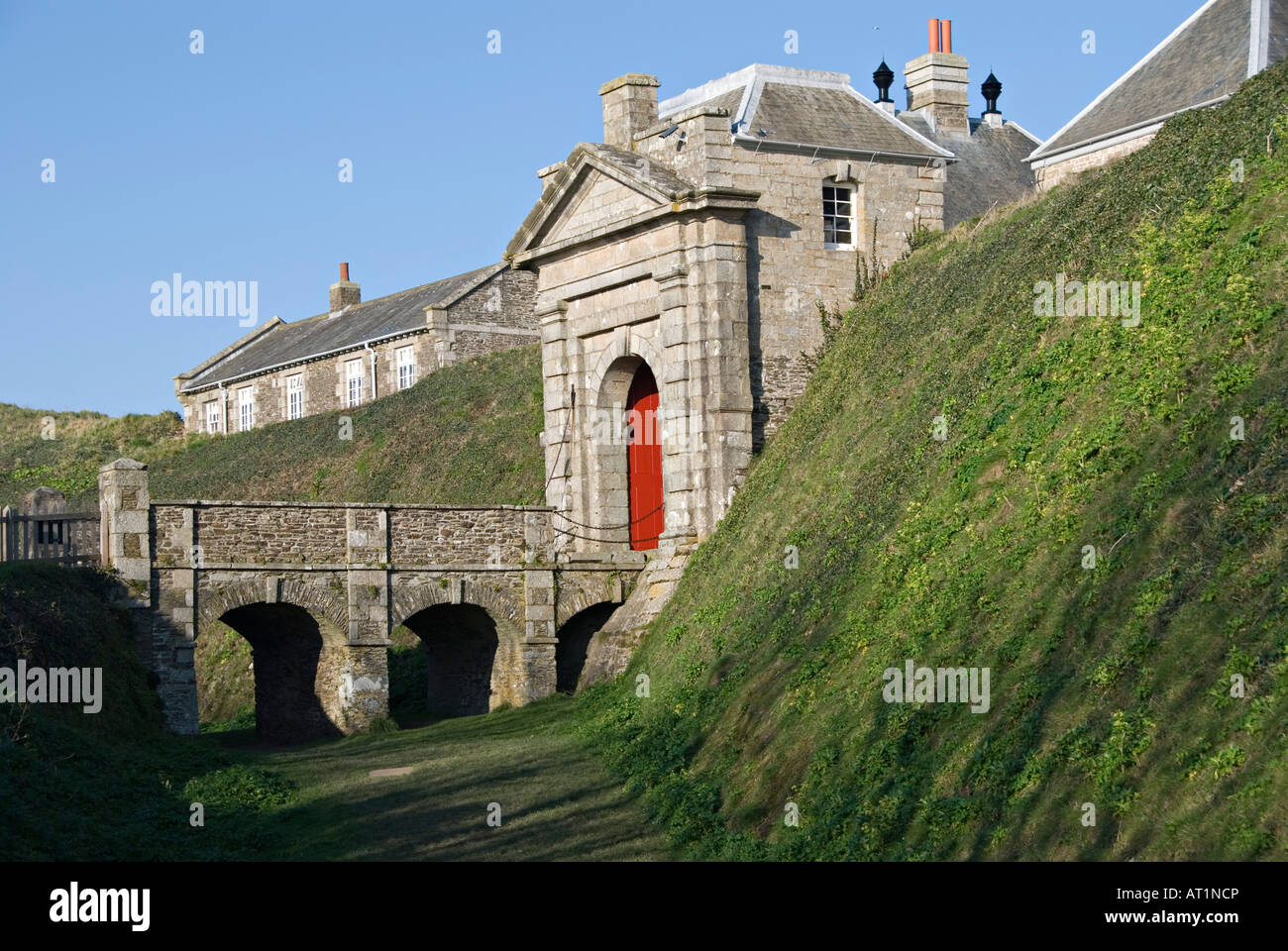 Colchester, Regno Unito. L'ingresso al Castello di Pendennis attraverso il fossato Foto Stock