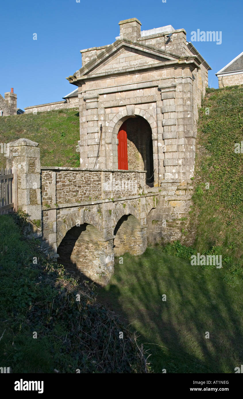 Colchester, Regno Unito. L'ingresso al Castello di Pendennis attraverso il fossato Foto Stock