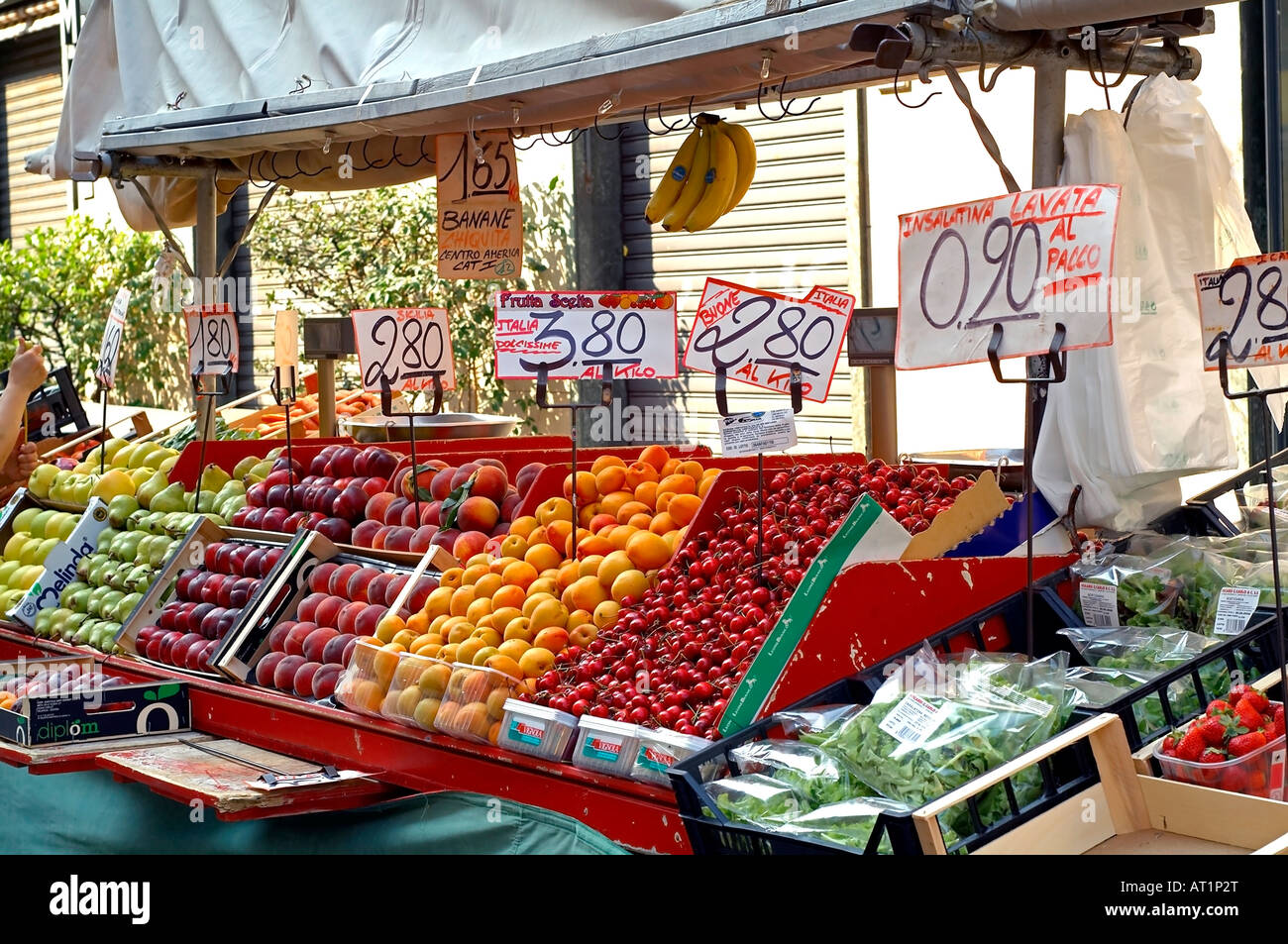 Pressione di stallo per la vendita di frutta e verdura nelle vicinanze del Duomo di Como Foto Stock