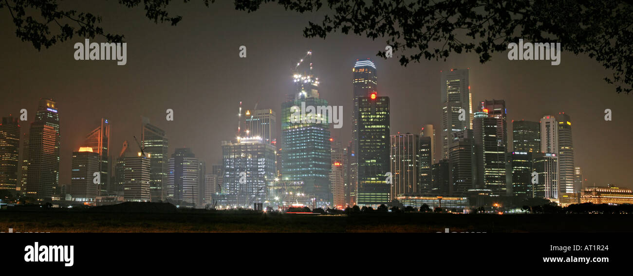 Lo skyline di Singapore panorama notturne luci incandescenti Foto Stock