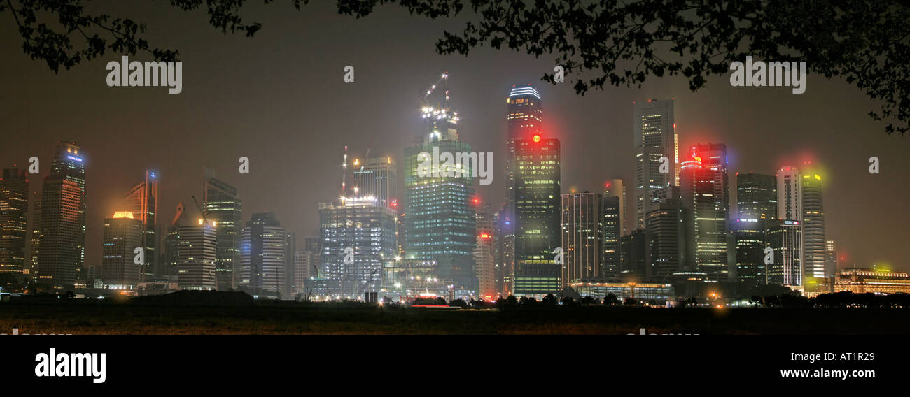 Lo skyline di Singapore panorama notturne luci incandescenti Foto Stock