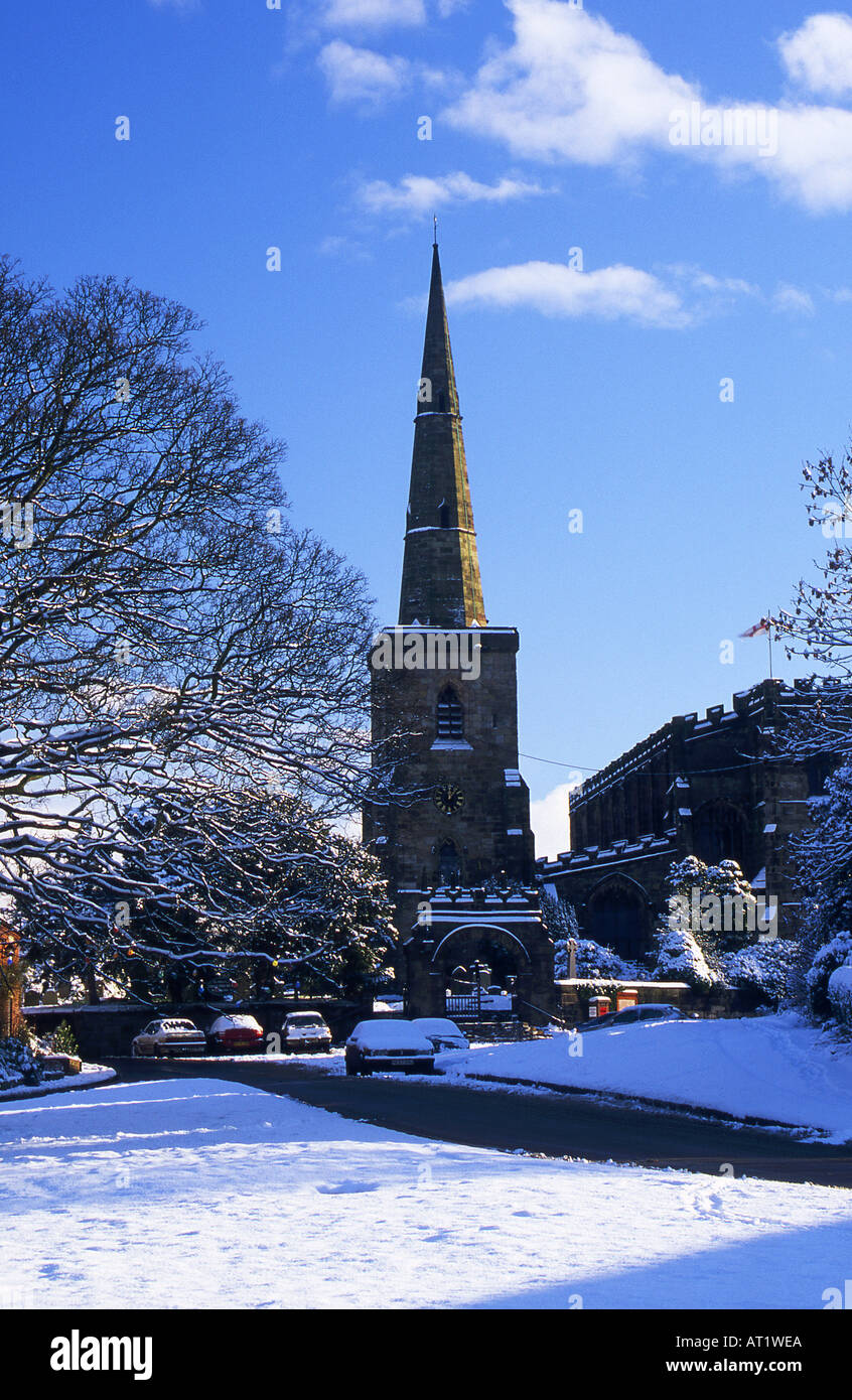 Santa Maria la Chiesa Parrocchiale in inverno, villaggio di Astbury, vicino a Congleton, Cheshire, Inghilterra, Regno Unito Foto Stock