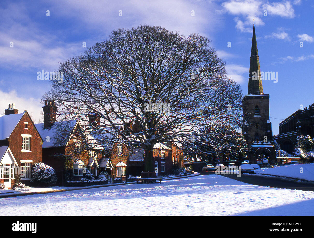 Villaggio di Astbury in inverno, vicino a Congleton, Cheshire, Inghilterra, Regno Unito Foto Stock