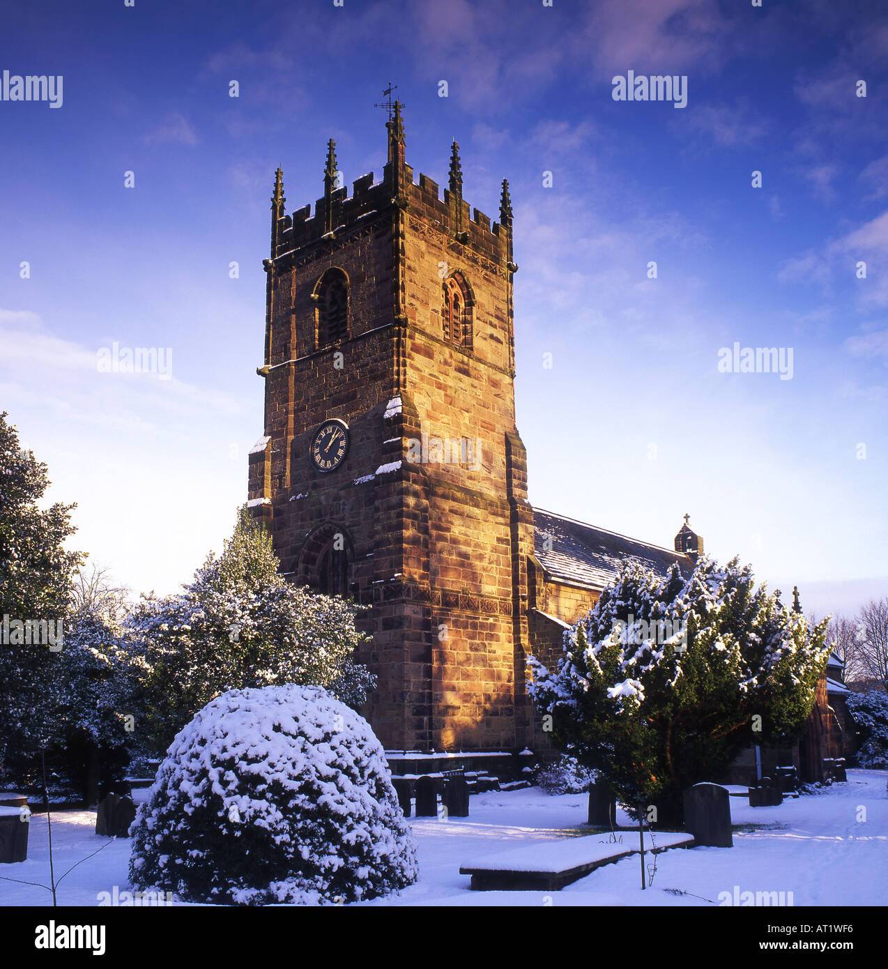 San Pietro è la Chiesa Parrocchiale in inverno, Prestbury, Cheshire, Inghilterra, Regno Unito Foto Stock