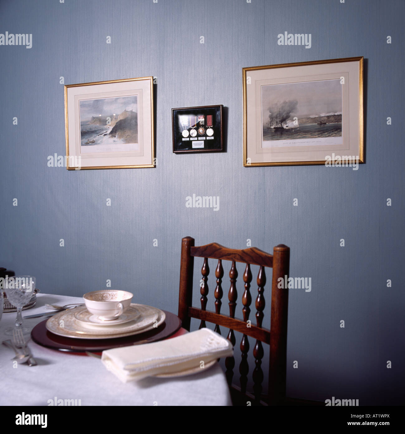 Oro bianco modellato la Cina con tovaglioli bianchi sulla tavola in blu tradizionale sala da pranzo Foto Stock