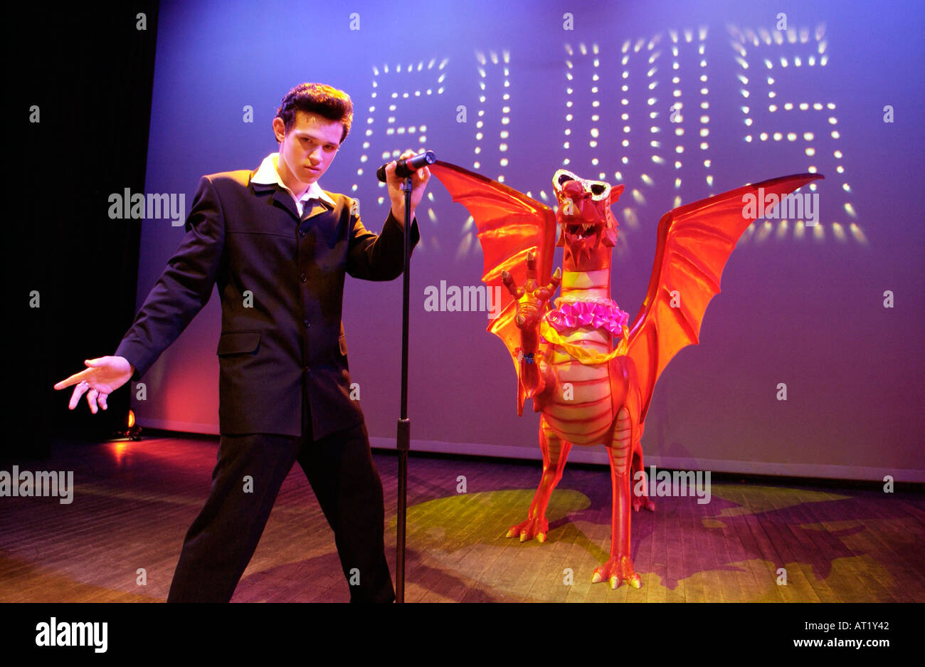 Jamie McDonnell Roberts anni 14 un Elvis atto di eseguire sul palco di Porthcawl festival di Elvis Wales UK Foto Stock
