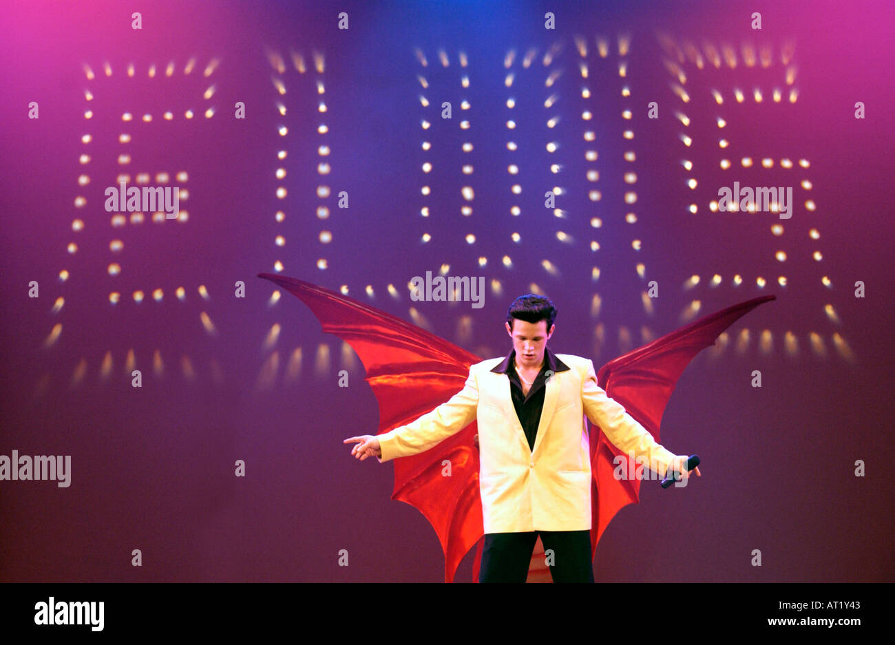 Jamie McDonnell Roberts anni 14 un Elvis atto di eseguire sul palco di Porthcawl festival di Elvis Wales UK Foto Stock