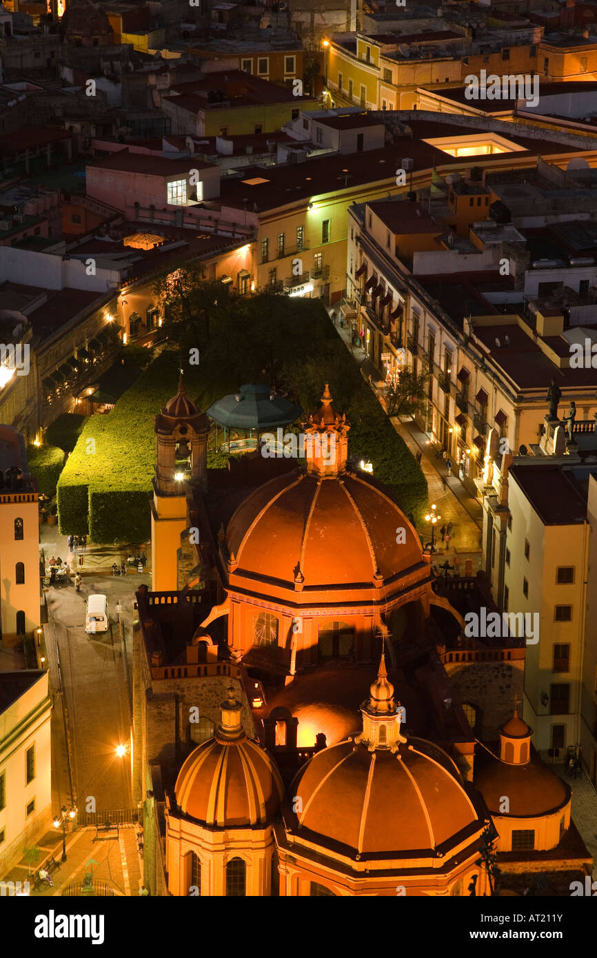 Messico Guanajuato Panoramica di El Jardin de la unione e San Diego chiesa da El Pipila monumento di notte downtown area Foto Stock