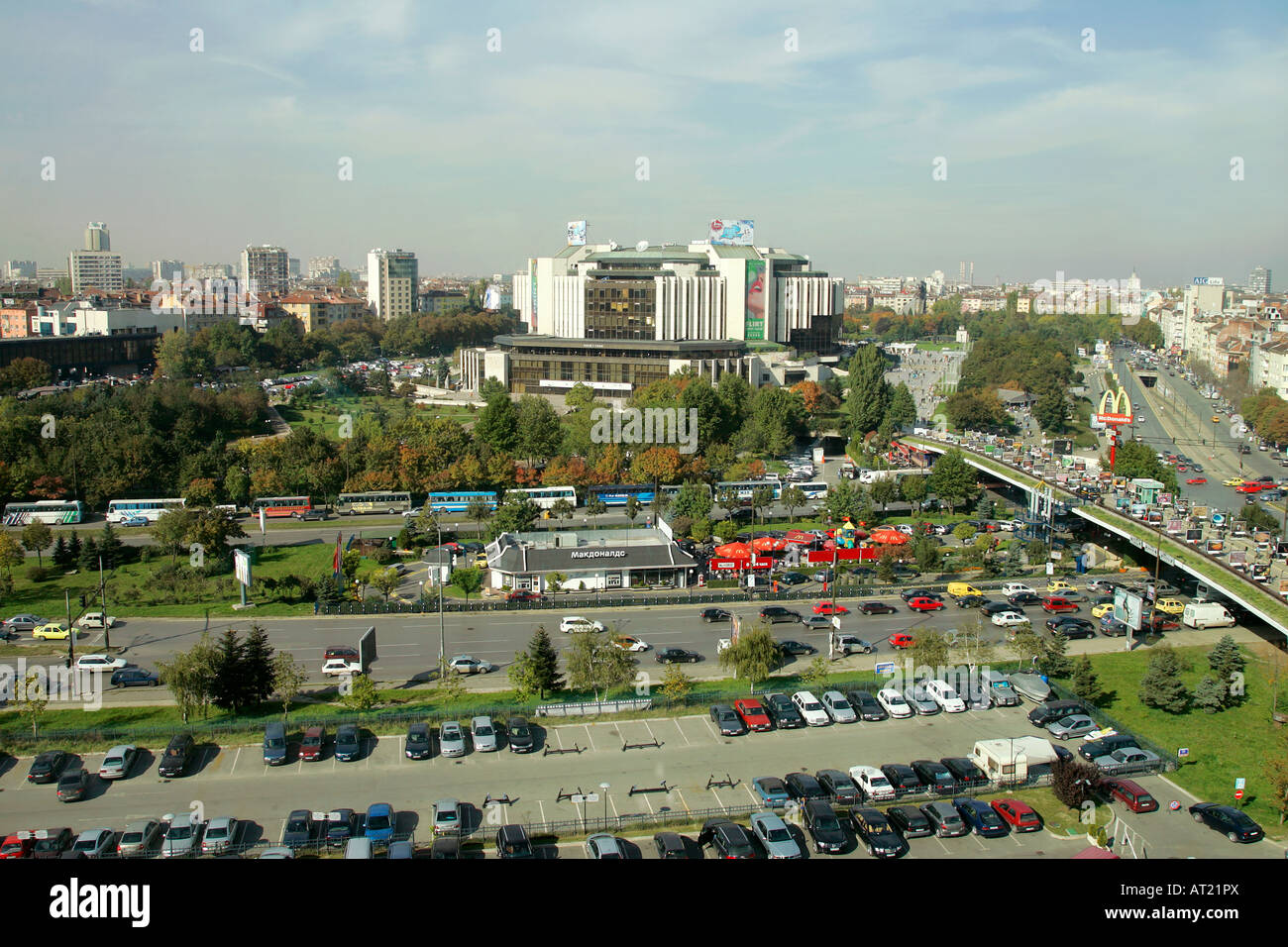 Il Palazzo Nazionale della Cultura Sofia capitol city center Piazza Bulgaria Sofia sud Europa persone e rilassante passeggiare braccio Foto Stock