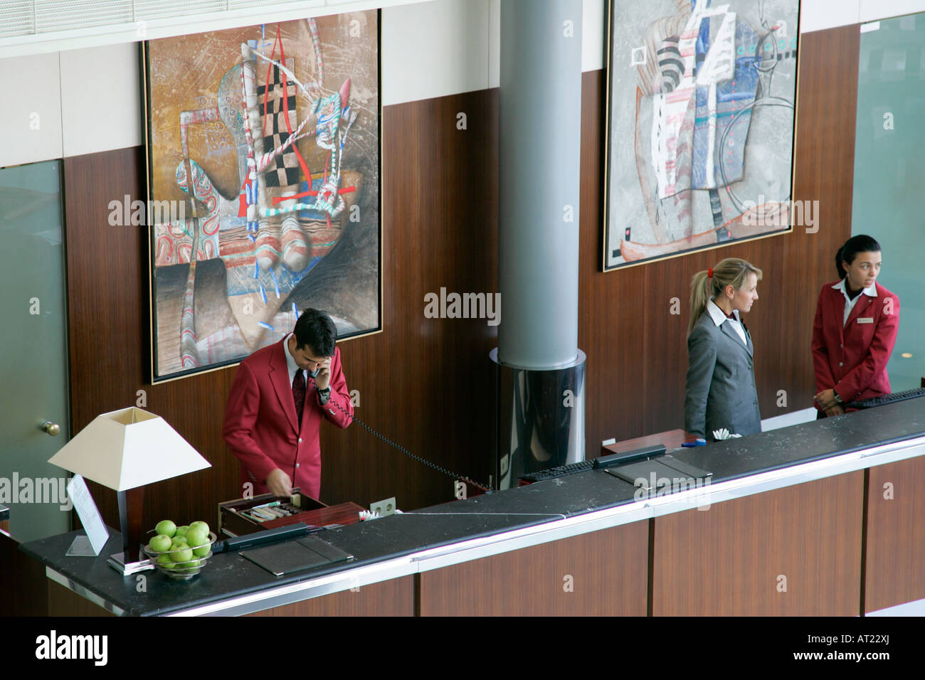 Reception Camere bell hop uniforme il personale dell'hotel entrata dettaglio di lusso opulento ed elegante lobby Foto Stock