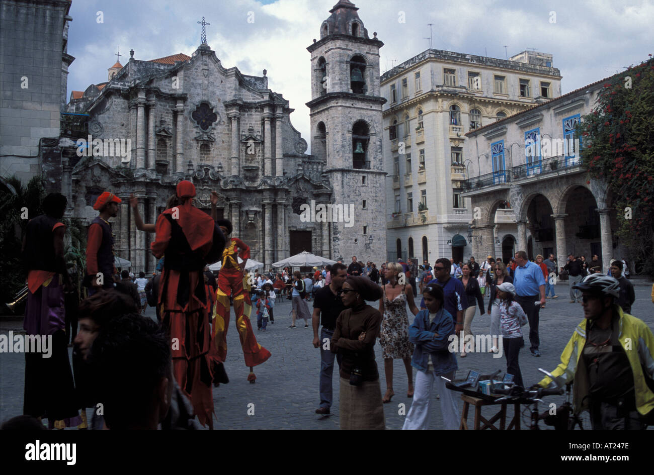 Vestito carnevale stiltwalker danza su Plaza de Catedral gennaio domenica pomeriggio Vecchia Havana Cuba Foto Stock