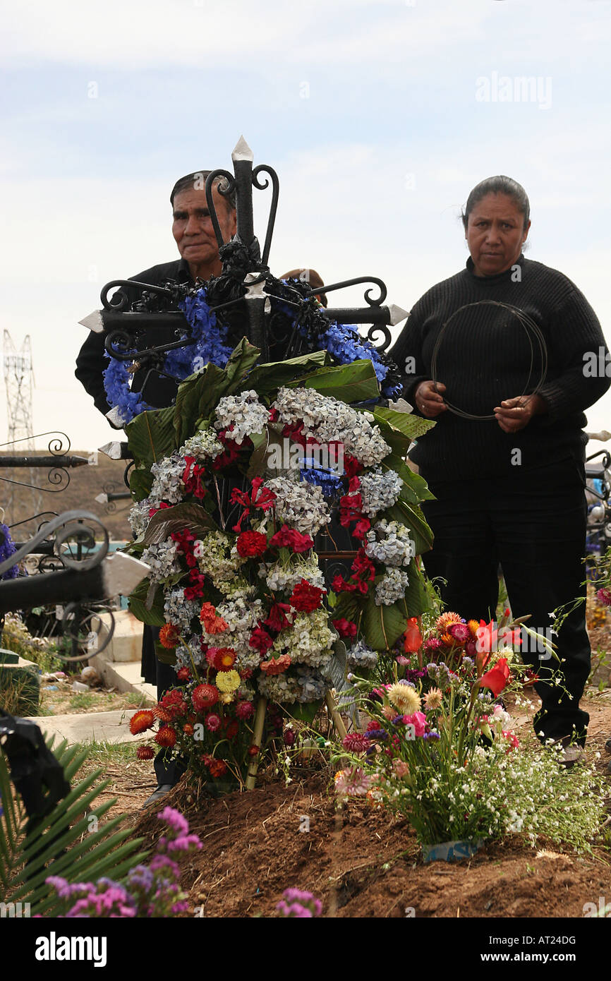 Un paio di fronte a una grave appositamente decorate per Todos Santos ar giorno di Tutti i Santi a Llallagua, Potosi, Bolivia Foto Stock