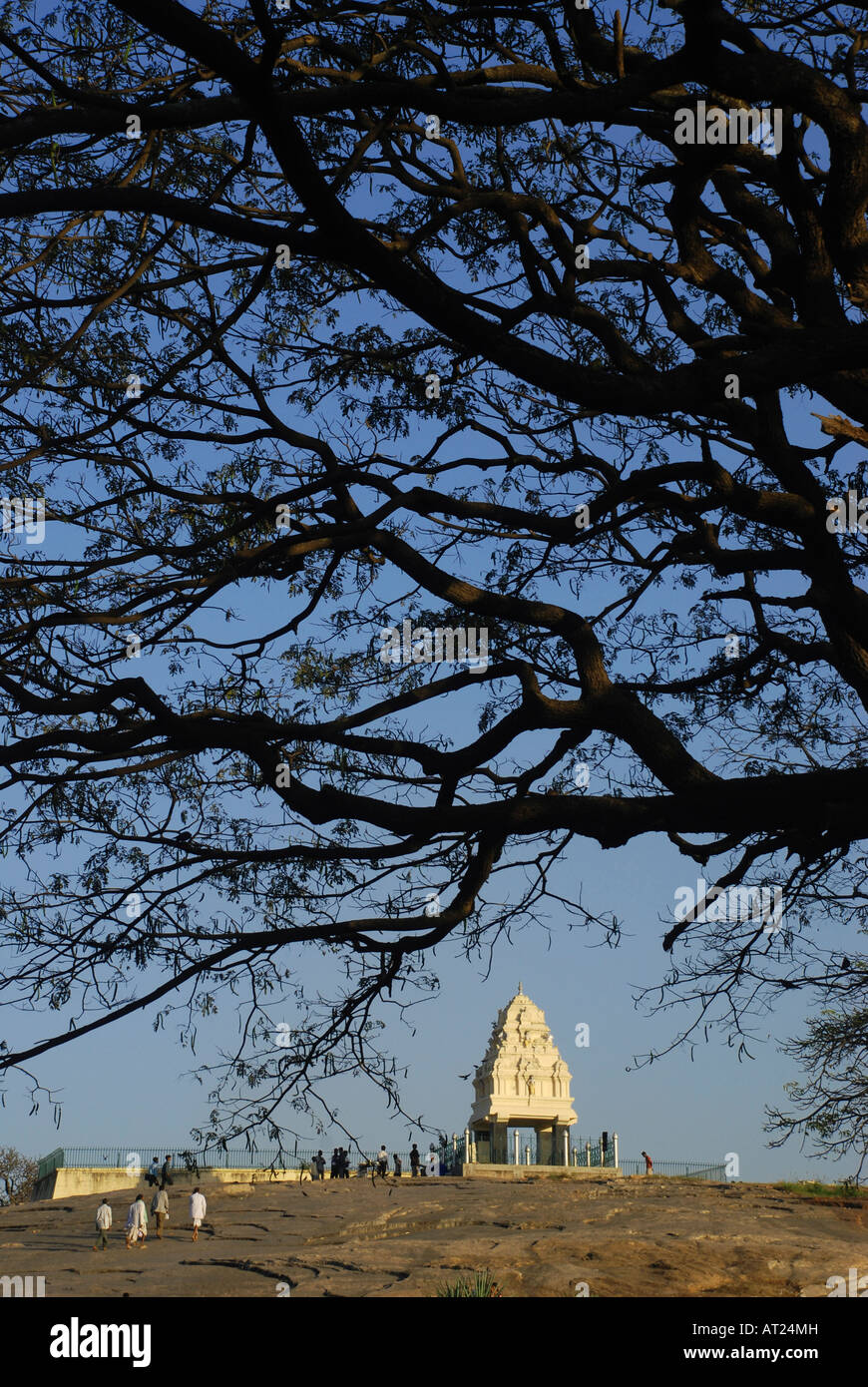 Un tempio sulla cima della montagna in Lalbagh botanica giardino il Bangalore Foto Stock