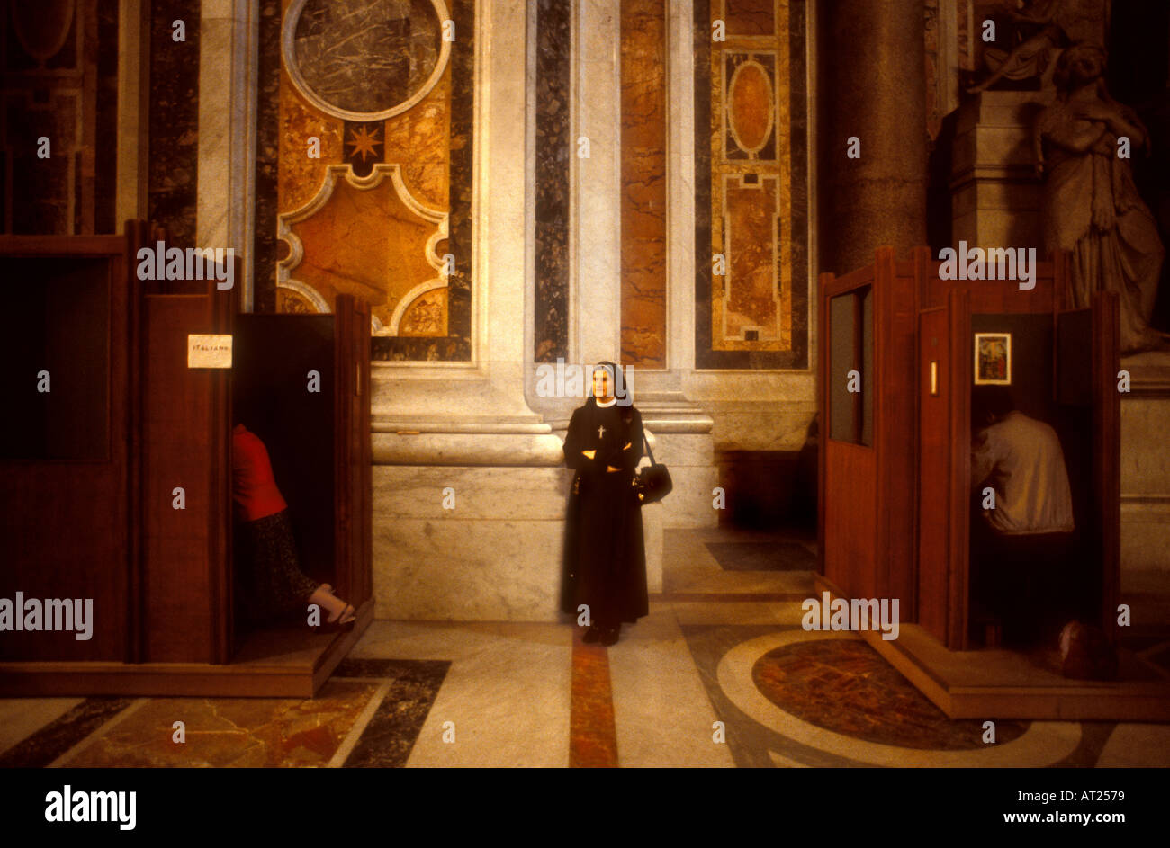Vaticano confessione interno una suora attende il confessionale presso il St Peters Città del Vaticano Roma Italia Foto Stock