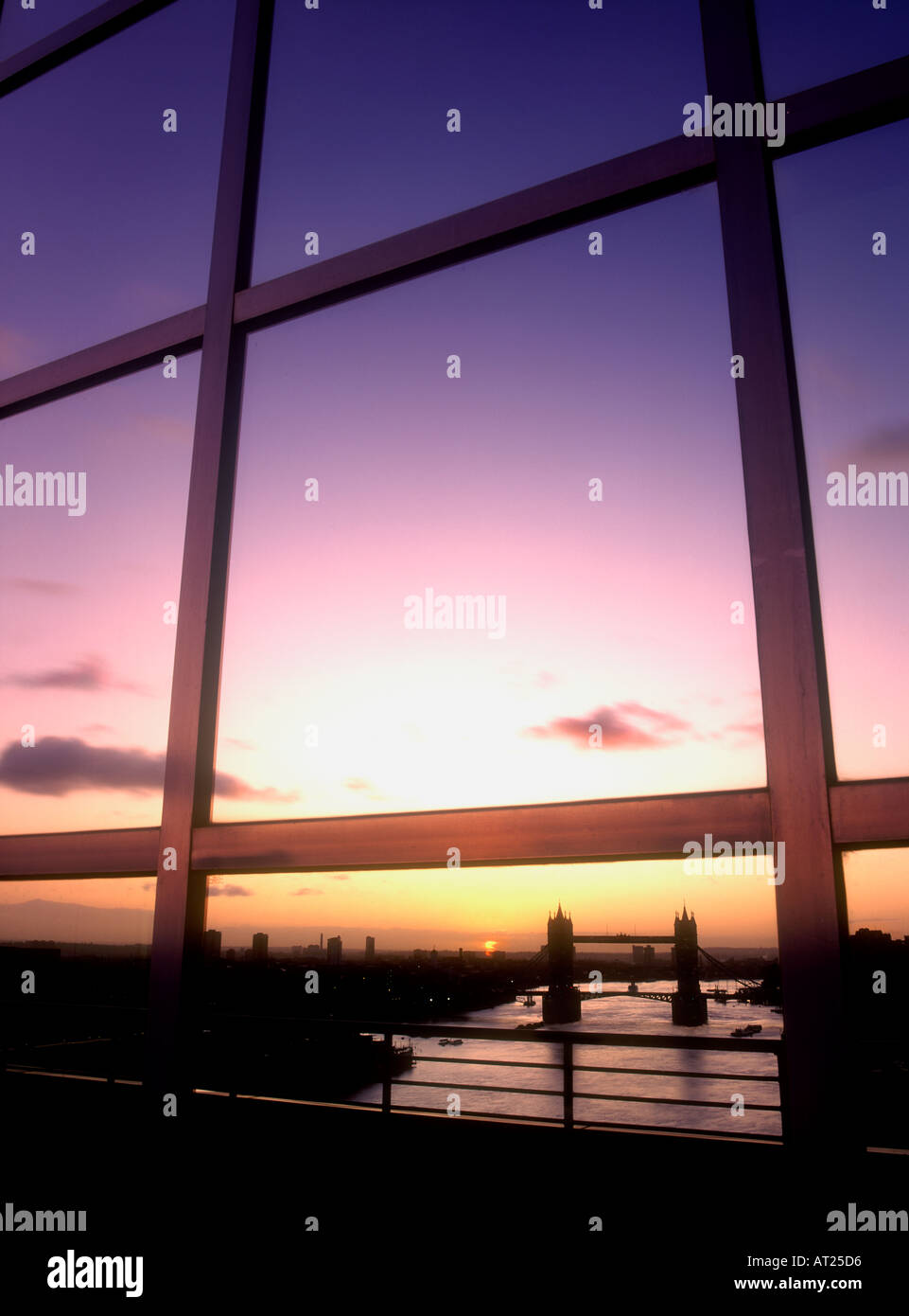 Il Tower Bridge di Londra si riflette nella città moderna costruzione di ufficio finestra al sunrise London REGNO UNITO Foto Stock