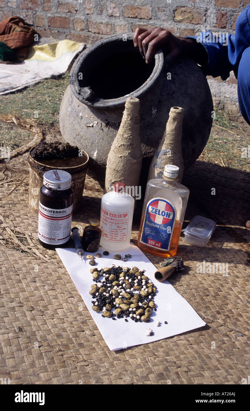Medicinali venduti da incantatori di serpenti, Madhya Pradesh, India Foto Stock